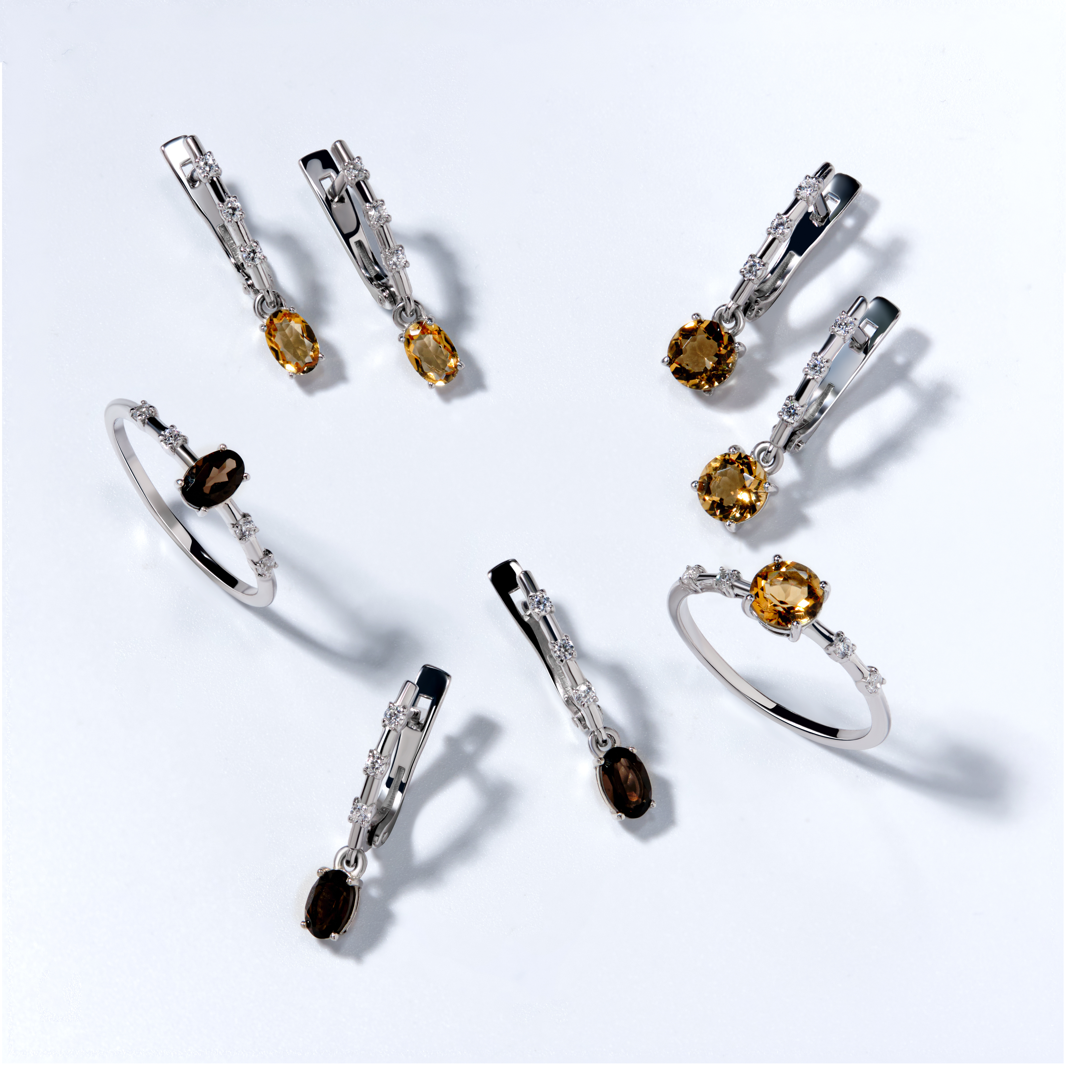 Серебряное кольцо 925 пробы; вставки 1 Раухтопаз; 4 Фианит бесцв.;
